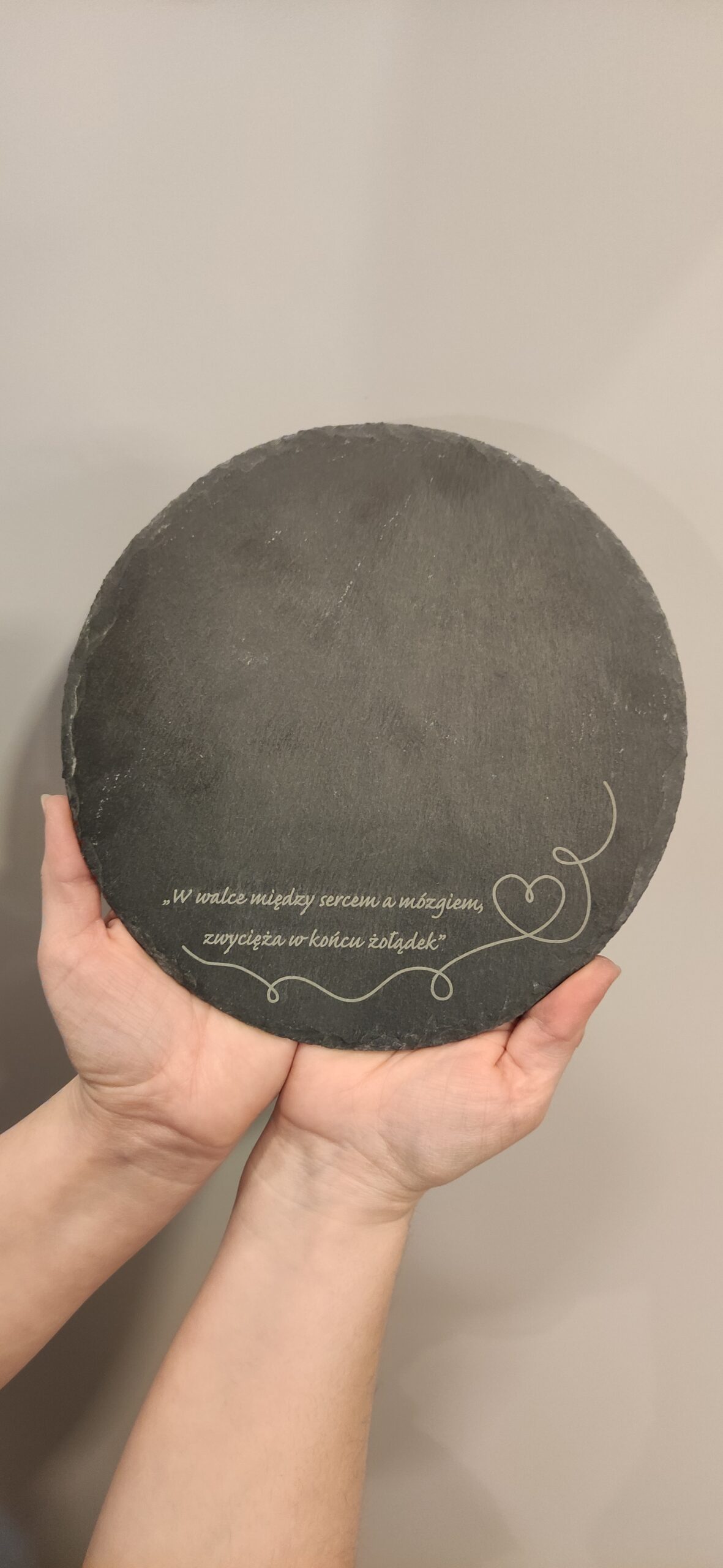 Grawer na kamiennym talerzu